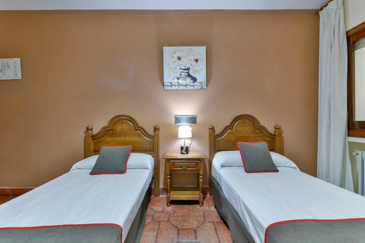 Hostal Alfonso XI Гвадалупе Экстерьер фото