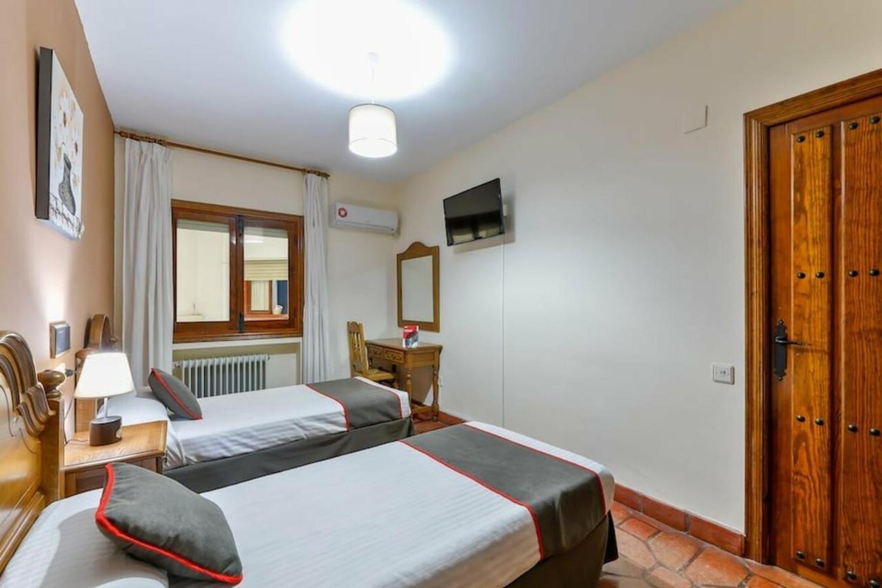 Hostal Alfonso XI Гвадалупе Экстерьер фото