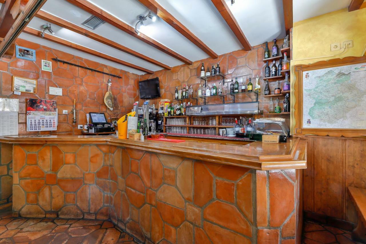 Hostal Alfonso XI Гвадалупе Экстерьер фото